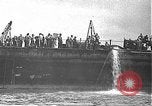 Standbild USS California (BB-44) Verschoben auf drydock Pearl Harbor Hawaii USA, 1942, aus Sekunde 21 historischem Filmmaterial Videoclip 65675061839