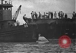 Standbild USS California (BB-44) Verschoben auf drydock Pearl Harbor Hawaii USA, 1942, aus Sekunde 23 historischem Filmmaterial Videoclip 65675061839