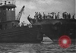 Standbild USS California (BB-44) Verschoben auf drydock Pearl Harbor Hawaii USA, 1942, aus Sekunde 26 historischem Filmmaterial Videoclip 65675061839
