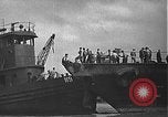 Standbild USS California (BB-44) Verschoben auf drydock Pearl Harbor Hawaii USA, 1942, aus Sekunde 27 historischem Filmmaterial Videoclip 65675061839