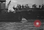 Standbild USS California (BB-44) Verschoben auf drydock Pearl Harbor Hawaii USA, 1942, aus Sekunde 28 historischem Filmmaterial Videoclip 65675061839