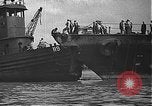Standbild USS California (BB-44) Verschoben auf drydock Pearl Harbor Hawaii USA, 1942, aus Sekunde 30 historischem Filmmaterial Videoclip 65675061839