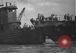 Standbild USS California (BB-44) Verschoben auf drydock Pearl Harbor Hawaii USA, 1942, aus Sekunde 32 historischem Filmmaterial Videoclip 65675061839