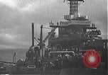 Standbild USS California (BB-44) Verschoben auf drydock Pearl Harbor Hawaii USA, 1942, aus Sekunde 35 historischem Filmmaterial Videoclip 65675061839