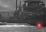 Standbild USS California (BB-44) Verschoben auf drydock Pearl Harbor Hawaii USA, 1942, aus Sekunde 38 historischem Filmmaterial Videoclip 65675061839
