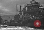 Standbild USS California (BB-44) Verschoben auf drydock Pearl Harbor Hawaii USA, 1942, aus Sekunde 39 historischem Filmmaterial Videoclip 65675061839