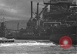 Standbild USS California (BB-44) Verschoben auf drydock Pearl Harbor Hawaii USA, 1942, aus Sekunde 40 historischem Filmmaterial Videoclip 65675061839