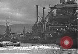 Standbild USS California (BB-44) Verschoben auf drydock Pearl Harbor Hawaii USA, 1942, aus Sekunde 42 historischem Filmmaterial Videoclip 65675061839