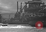 Standbild USS California (BB-44) Verschoben auf drydock Pearl Harbor Hawaii USA, 1942, aus Sekunde 43 historischem Filmmaterial Videoclip 65675061839