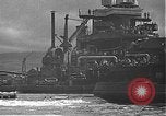 Standbild USS California (BB-44) Verschoben auf drydock Pearl Harbor Hawaii USA, 1942, aus Sekunde 44 historischem Filmmaterial Videoclip 65675061839