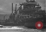 Standbild USS California (BB-44) Verschoben auf drydock Pearl Harbor Hawaii USA, 1942, aus Sekunde 47 historischem Filmmaterial Videoclip 65675061839
