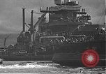Standbild USS California (BB-44) Verschoben auf drydock Pearl Harbor Hawaii USA, 1942, aus Sekunde 48 historischem Filmmaterial Videoclip 65675061839