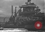 Standbild USS California (BB-44) Verschoben auf drydock Pearl Harbor Hawaii USA, 1942, aus Sekunde 49 historischem Filmmaterial Videoclip 65675061839