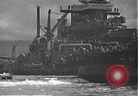 Standbild USS California (BB-44) Verschoben auf drydock Pearl Harbor Hawaii USA, 1942, aus Sekunde 50 historischem Filmmaterial Videoclip 65675061839