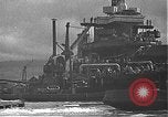 Standbild USS California (BB-44) Verschoben auf drydock Pearl Harbor Hawaii USA, 1942, aus Sekunde 51 historischem Filmmaterial Videoclip 65675061839