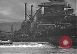 Standbild USS California (BB-44) Verschoben auf drydock Pearl Harbor Hawaii USA, 1942, aus Sekunde 52 historischem Filmmaterial Videoclip 65675061839