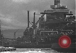 Standbild USS California (BB-44) Verschoben auf drydock Pearl Harbor Hawaii USA, 1942, aus Sekunde 53 historischem Filmmaterial Videoclip 65675061839
