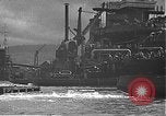 Standbild USS California (BB-44) Verschoben auf drydock Pearl Harbor Hawaii USA, 1942, aus Sekunde 54 historischem Filmmaterial Videoclip 65675061839
