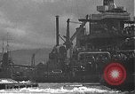 Standbild USS California (BB-44) Verschoben auf drydock Pearl Harbor Hawaii USA, 1942, aus Sekunde 55 historischem Filmmaterial Videoclip 65675061839