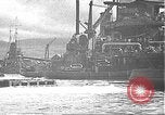 Standbild USS California (BB-44) Verschoben auf drydock Pearl Harbor Hawaii USA, 1942, aus Sekunde 56 historischem Filmmaterial Videoclip 65675061839