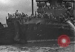 Standbild USS California (BB-44) Verschoben auf drydock Pearl Harbor Hawaii USA, 1942, aus Sekunde 58 historischem Filmmaterial Videoclip 65675061839