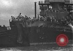 Standbild USS California (BB-44) Verschoben auf drydock Pearl Harbor Hawaii USA, 1942, aus Sekunde 59 historischem Filmmaterial Videoclip 65675061839
