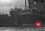 Standbild USS California (BB-44) Verschoben auf drydock Pearl Harbor Hawaii USA, 1942, aus Sekunde 60 historischem Filmmaterial Videoclip 65675061839