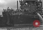 Standbild USS California (BB-44) Verschoben auf drydock Pearl Harbor Hawaii USA, 1942, aus Sekunde 61 historischem Filmmaterial Videoclip 65675061839