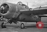 Standbild LCDR John Thach und Lt Edward O'Hare Vorbereitung für einen Flug Kaneohe Hawaii USA, 1942, aus Sekunde 3 historischem Filmmaterial Videoclip 65675061850