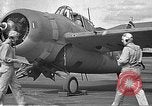 Standbild LCDR John Thach und Lt Edward O'Hare Vorbereitung für einen Flug Kaneohe Hawaii USA, 1942, aus Sekunde 6 historischem Filmmaterial Videoclip 65675061850