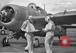 Standbild LCDR John Thach und Lt Edward O'Hare Vorbereitung für einen Flug Kaneohe Hawaii USA, 1942, aus Sekunde 7 historischem Filmmaterial Videoclip 65675061850