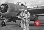 Standbild LCDR John Thach und Lt Edward O'Hare Vorbereitung für einen Flug Kaneohe Hawaii USA, 1942, aus Sekunde 8 historischem Filmmaterial Videoclip 65675061850