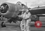Standbild LCDR John Thach und Lt Edward O'Hare Vorbereitung für einen Flug Kaneohe Hawaii USA, 1942, aus Sekunde 9 historischem Filmmaterial Videoclip 65675061850