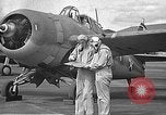 Standbild LCDR John Thach und Lt Edward O'Hare Vorbereitung für einen Flug Kaneohe Hawaii USA, 1942, aus Sekunde 10 historischem Filmmaterial Videoclip 65675061850