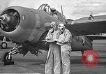 Standbild LCDR John Thach und Lt Edward O'Hare Vorbereitung für einen Flug Kaneohe Hawaii USA, 1942, aus Sekunde 11 historischem Filmmaterial Videoclip 65675061850