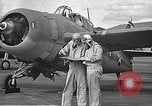 Standbild LCDR John Thach und Lt Edward O'Hare Vorbereitung für einen Flug Kaneohe Hawaii USA, 1942, aus Sekunde 16 historischem Filmmaterial Videoclip 65675061850