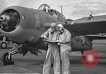 Standbild LCDR John Thach und Lt Edward O'Hare Vorbereitung für einen Flug Kaneohe Hawaii USA, 1942, aus Sekunde 17 historischem Filmmaterial Videoclip 65675061850