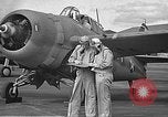 Standbild LCDR John Thach und Lt Edward O'Hare Vorbereitung für einen Flug Kaneohe Hawaii USA, 1942, aus Sekunde 18 historischem Filmmaterial Videoclip 65675061850