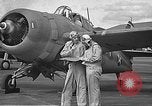 Standbild LCDR John Thach und Lt Edward O'Hare Vorbereitung für einen Flug Kaneohe Hawaii USA, 1942, aus Sekunde 19 historischem Filmmaterial Videoclip 65675061850