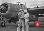 Standbild LCDR John Thach und Lt Edward O'Hare Vorbereitung für einen Flug Kaneohe Hawaii USA, 1942, aus Sekunde 20 historischem Filmmaterial Videoclip 65675061850