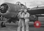 Standbild LCDR John Thach und Lt Edward O'Hare Vorbereitung für einen Flug Kaneohe Hawaii USA, 1942, aus Sekunde 21 historischem Filmmaterial Videoclip 65675061850