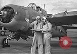 Standbild LCDR John Thach und Lt Edward O'Hare Vorbereitung für einen Flug Kaneohe Hawaii USA, 1942, aus Sekunde 22 historischem Filmmaterial Videoclip 65675061850