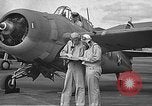 Standbild LCDR John Thach und Lt Edward O'Hare Vorbereitung für einen Flug Kaneohe Hawaii USA, 1942, aus Sekunde 23 historischem Filmmaterial Videoclip 65675061850