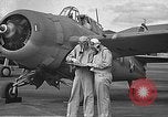 Standbild LCDR John Thach und Lt Edward O'Hare Vorbereitung für einen Flug Kaneohe Hawaii USA, 1942, aus Sekunde 25 historischem Filmmaterial Videoclip 65675061850