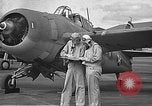 Standbild LCDR John Thach und Lt Edward O'Hare Vorbereitung für einen Flug Kaneohe Hawaii USA, 1942, aus Sekunde 26 historischem Filmmaterial Videoclip 65675061850