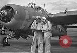 Standbild LCDR John Thach und Lt Edward O'Hare Vorbereitung für einen Flug Kaneohe Hawaii USA, 1942, aus Sekunde 27 historischem Filmmaterial Videoclip 65675061850