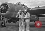 Standbild LCDR John Thach und Lt Edward O'Hare Vorbereitung für einen Flug Kaneohe Hawaii USA, 1942, aus Sekunde 28 historischem Filmmaterial Videoclip 65675061850