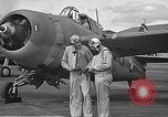 Standbild LCDR John Thach und Lt Edward O'Hare Vorbereitung für einen Flug Kaneohe Hawaii USA, 1942, aus Sekunde 31 historischem Filmmaterial Videoclip 65675061850