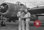 Standbild LCDR John Thach und Lt Edward O'Hare Vorbereitung für einen Flug Kaneohe Hawaii USA, 1942, aus Sekunde 32 historischem Filmmaterial Videoclip 65675061850