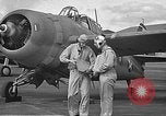 Standbild LCDR John Thach und Lt Edward O'Hare Vorbereitung für einen Flug Kaneohe Hawaii USA, 1942, aus Sekunde 33 historischem Filmmaterial Videoclip 65675061850